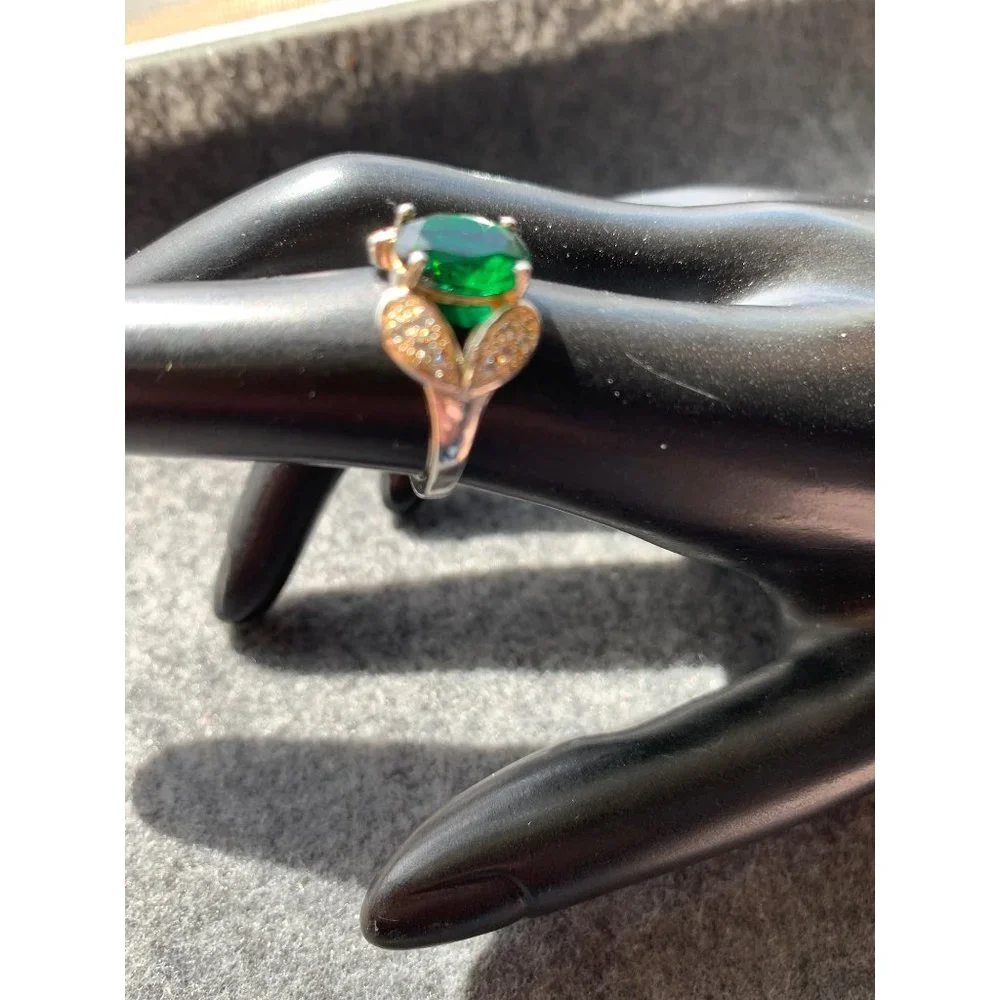 Sterling Silver Ring with Central Green Stone - Picture 2 of 8